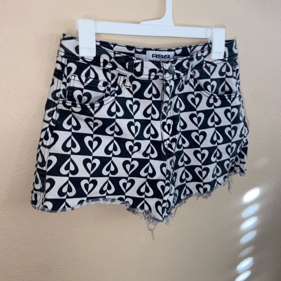black & white printed heart shape skate shorts denim cute RSQ x Tillys bottoms - Picture 3 of 11
